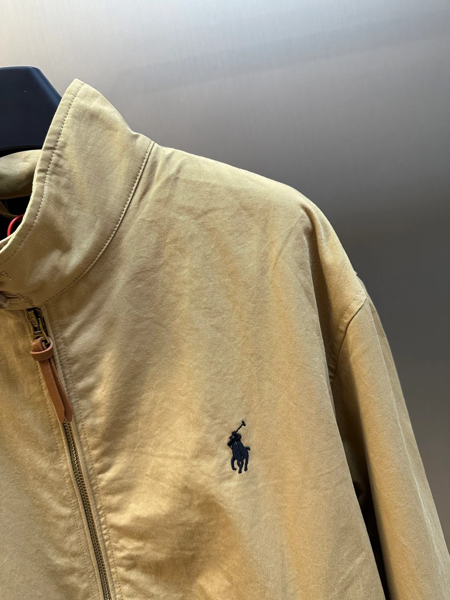 🅿️560 Ralph Lauren embroidered zipper jacket is made of custom-made fine cotton twill elegant fabric, with khaki as the background color, and exquisite pony logo embellishment, bringing an atmosphere of freedom and vitality, injecting the soul charm of the brand.  Using imported machine embroidery technology, advanced computer control systems and precision mechanical components are used to achieve the iconic pony embroidery operation.  The template machine opens the bag, and the preset template guides the position, shape and size of the bag. The accuracy ensures the quality of the bag opening effect. Infrared positioning cutting machine. The infrared transmitter and infrared receiver are used to achieve precise positioning of the material, and the accuracy can reach the micron level, thereby meeting the effect of high-precision cutting of plaid alignment.  size：s m l xl